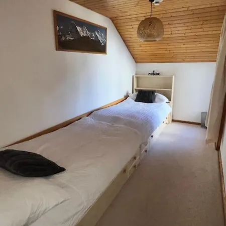 In - Amazing Views, Centrally Located By Train Station Daire