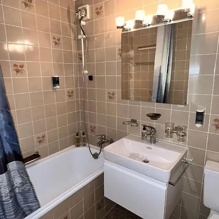 Apartment In - Amazing Views, Centrally Located By Train Station