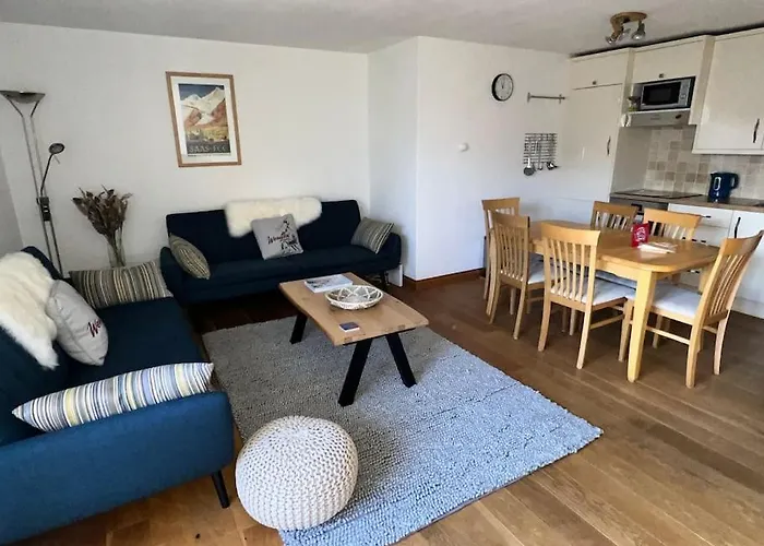 In - Amazing Views, Centrally Located By Train Station Апартаменты *