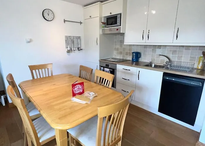 In - Amazing Views, Centrally Located By Train Station Апартаменты