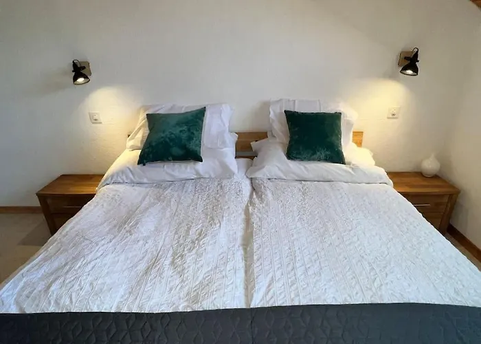 In - Amazing Views, Centrally Located By Train Station *