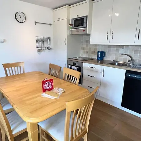 In - Amazing Views, Centrally Located By Train Station Apartamento