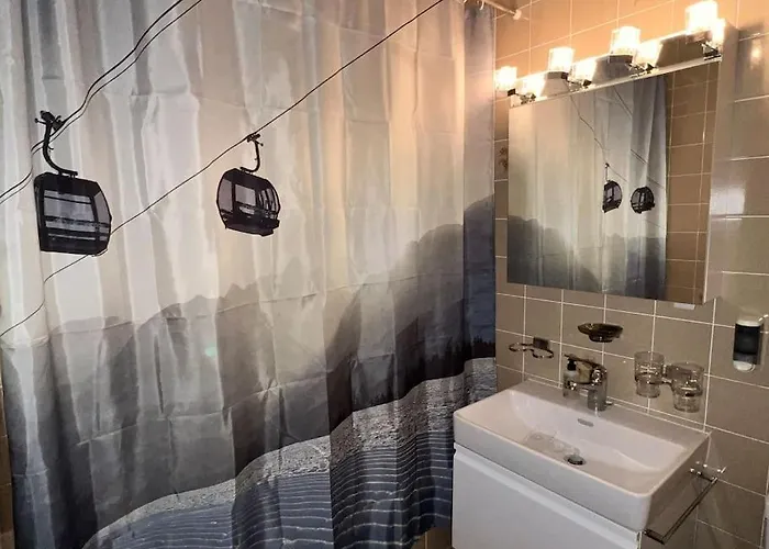 In - Amazing Views, Centrally Located By Train Station *